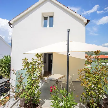 Yucca, 2-min To The And 5 To Apartamento Trogir